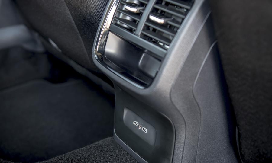 Детали интерьера Skoda Octavia Estate 2020 года  (UK) (фото 28 из 42)